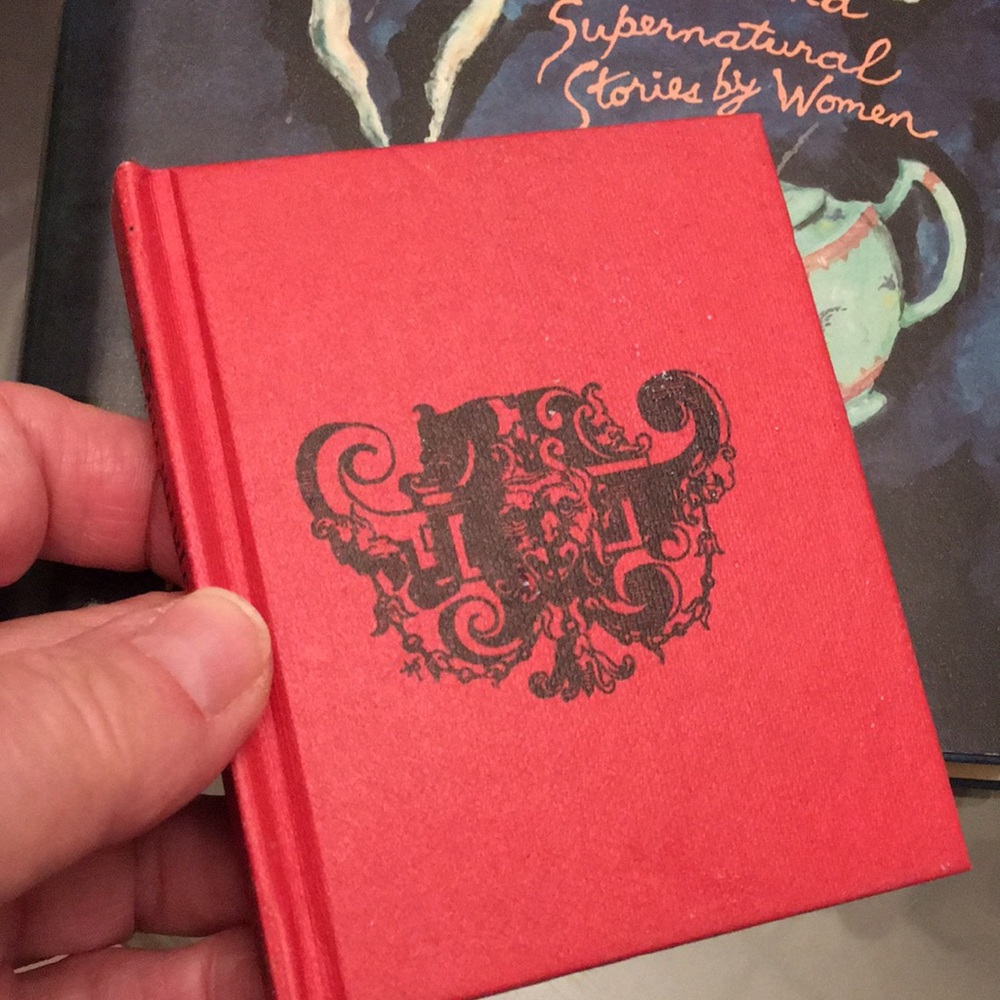 By Women authors: “Horror & Supernatural Stories” plus “Gargoyles” mini book - Picture 11 of 13